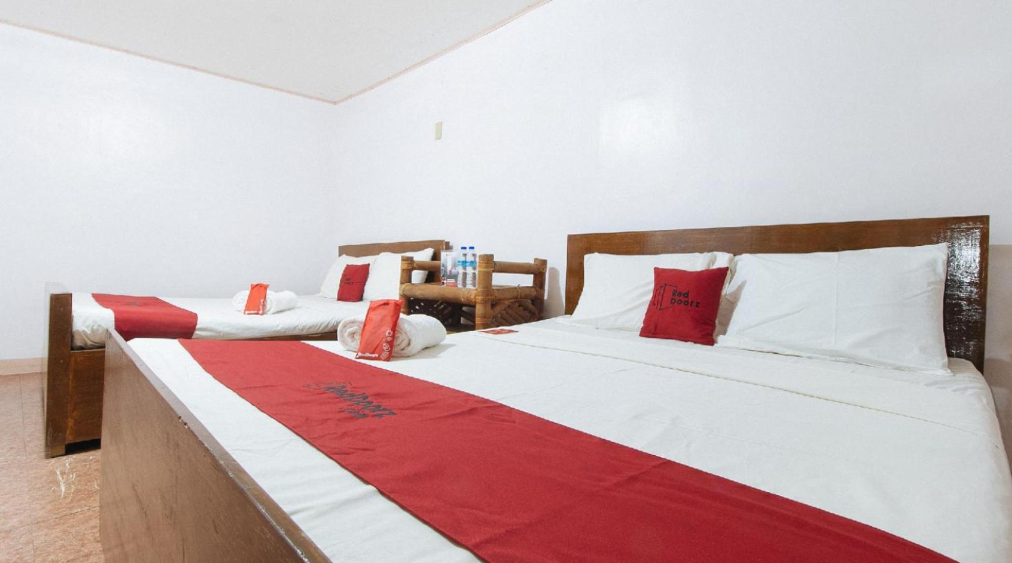 Reddoorz Hostel At Megans Paradisio Beach Resort San Antonio  Εξωτερικό φωτογραφία