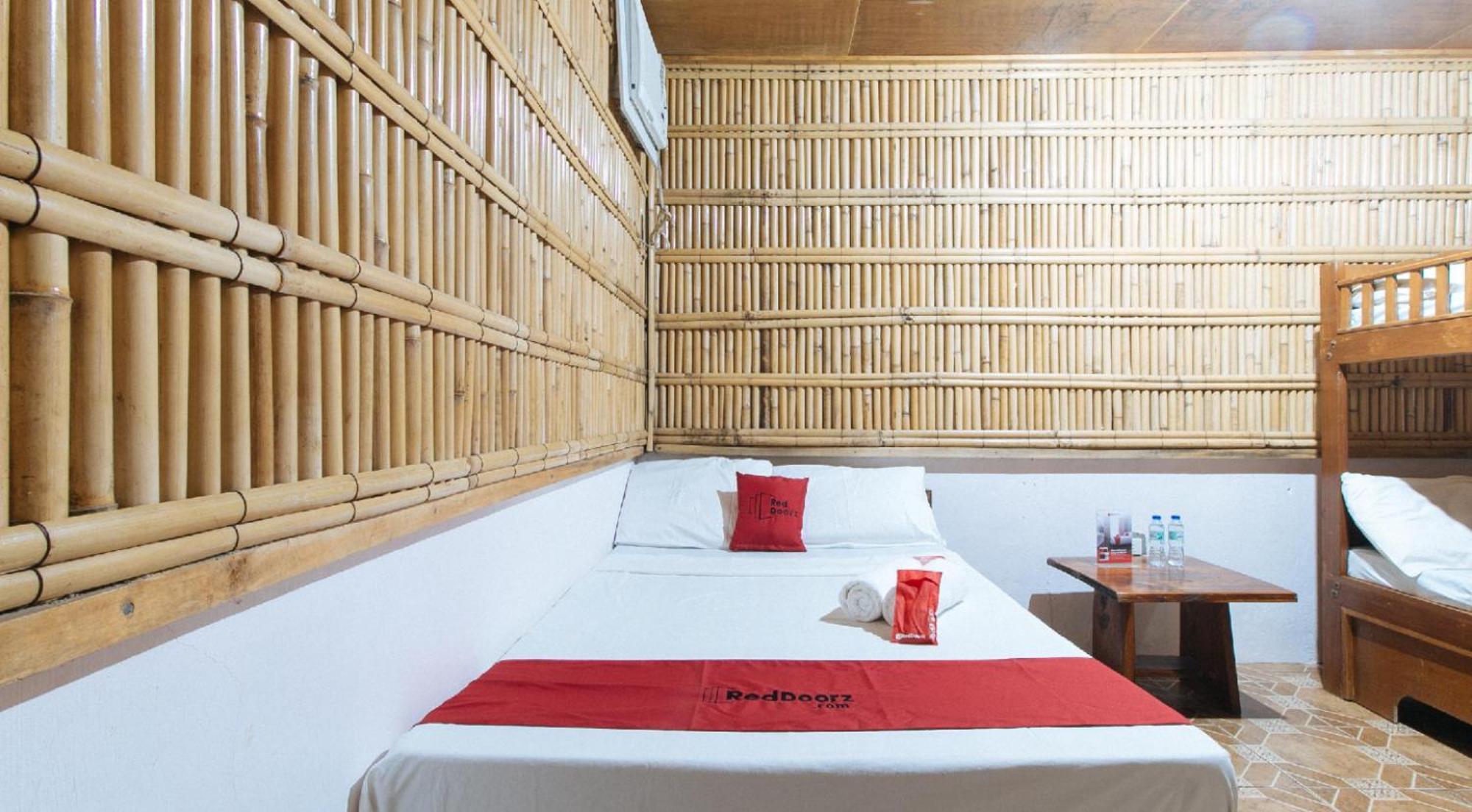 Reddoorz Hostel At Megans Paradisio Beach Resort San Antonio  Εξωτερικό φωτογραφία