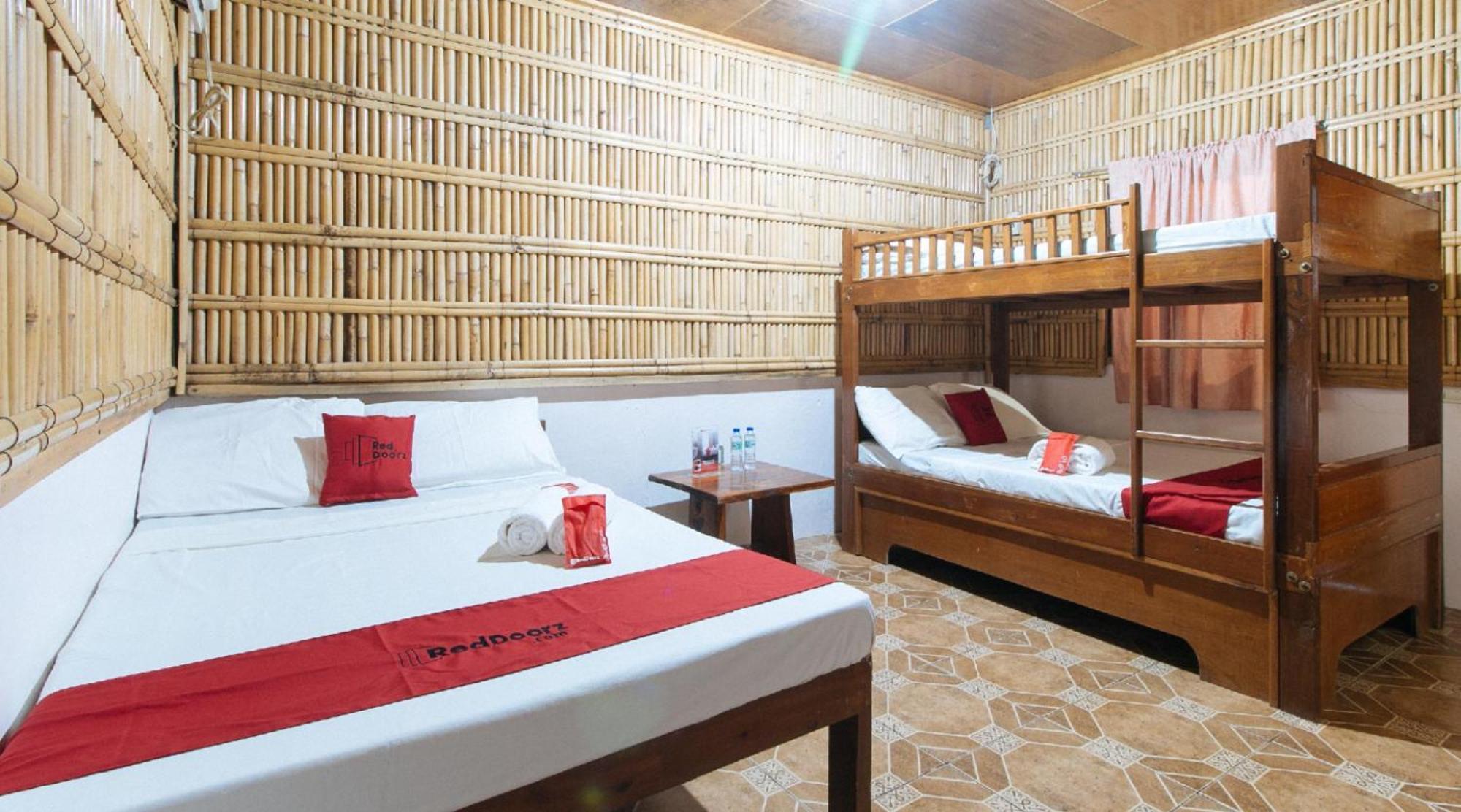 Reddoorz Hostel At Megans Paradisio Beach Resort San Antonio  Εξωτερικό φωτογραφία
