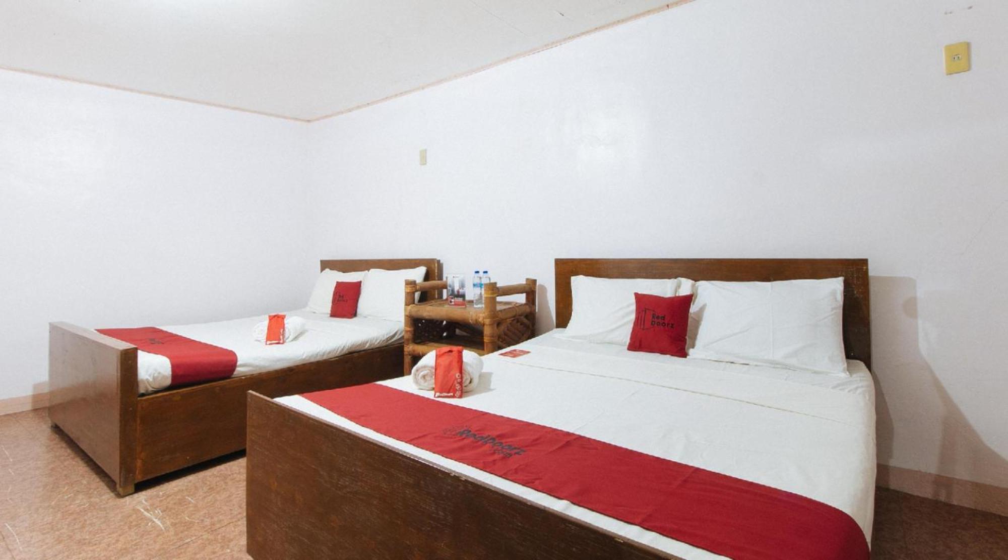 Reddoorz Hostel At Megans Paradisio Beach Resort San Antonio  Εξωτερικό φωτογραφία