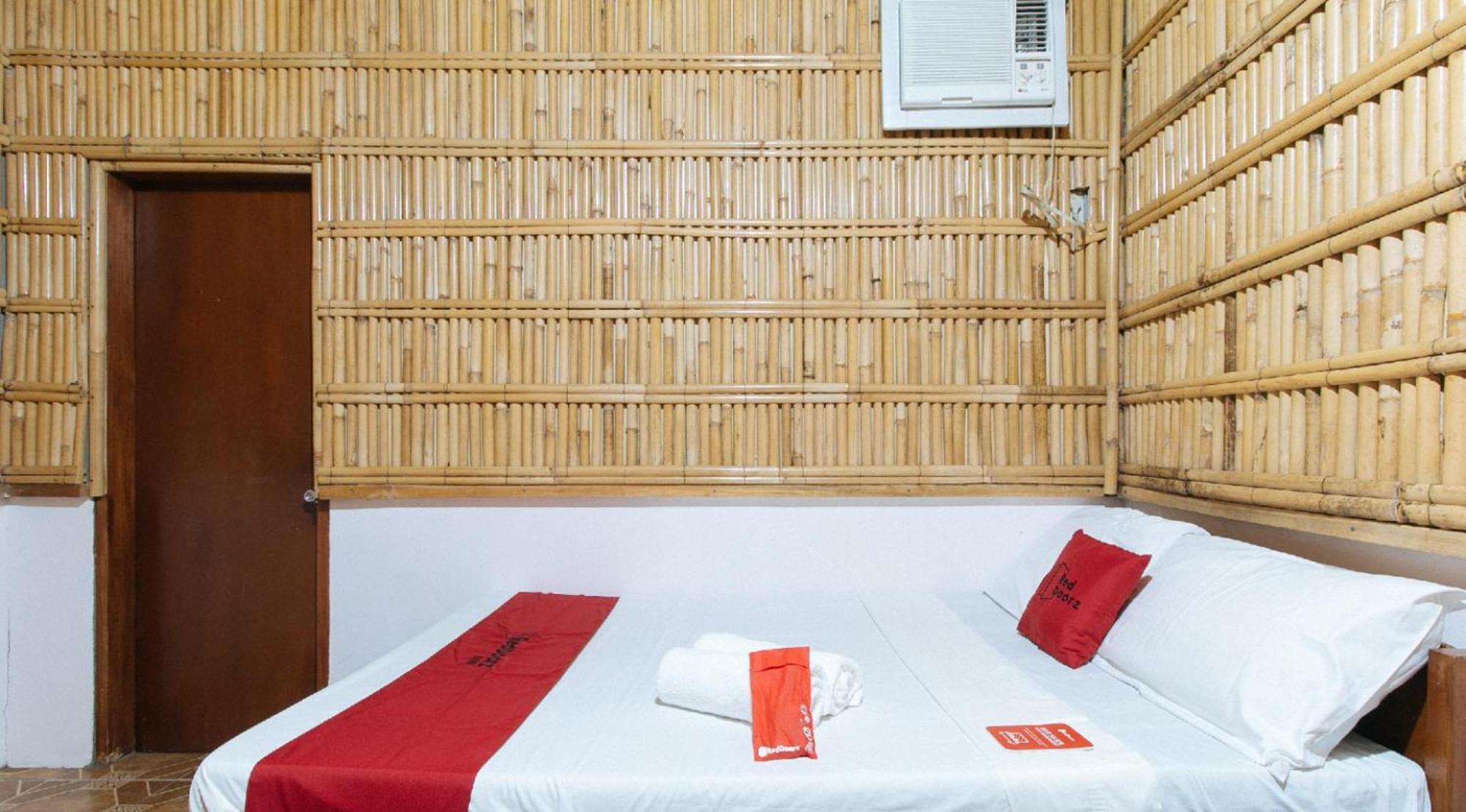 Reddoorz Hostel At Megans Paradisio Beach Resort San Antonio  Εξωτερικό φωτογραφία