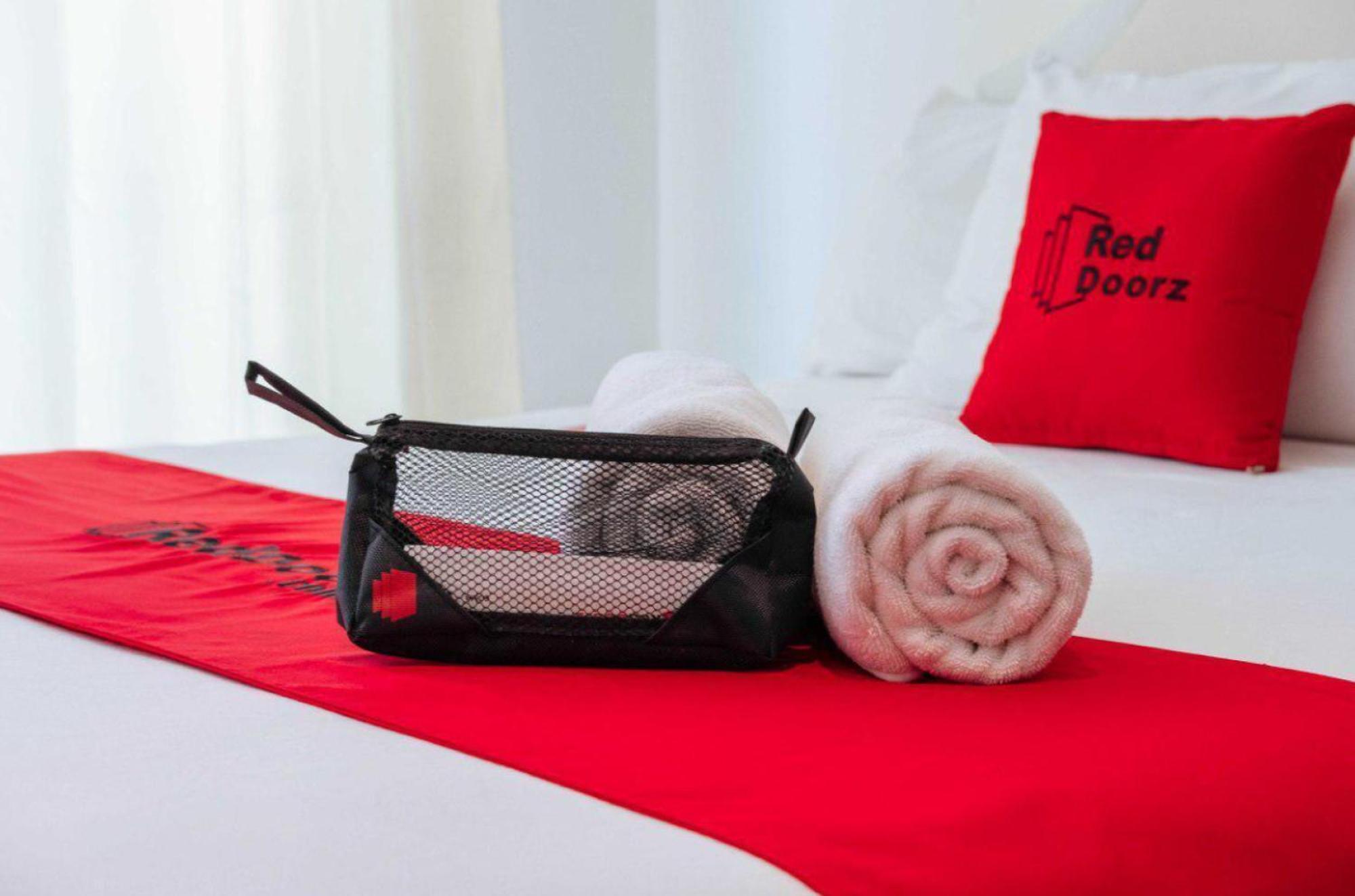 Reddoorz Hostel At Megans Paradisio Beach Resort San Antonio  Εξωτερικό φωτογραφία